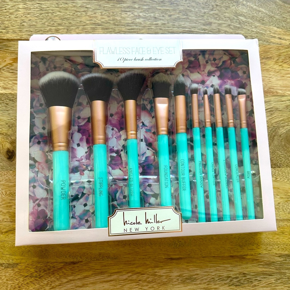Nicole Miller 10-piece makeup brush kit